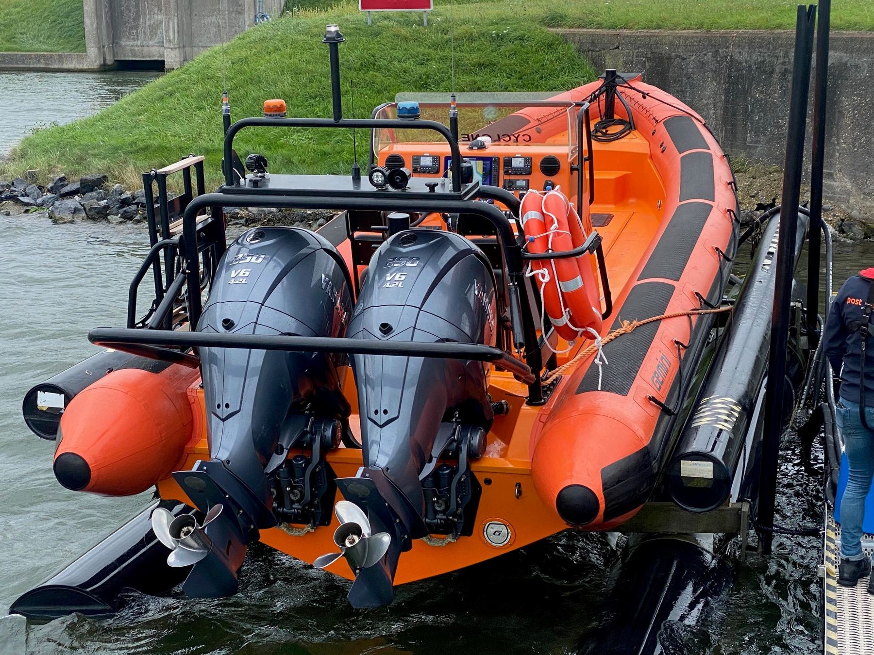 Cyclone 9, workboat for rent
